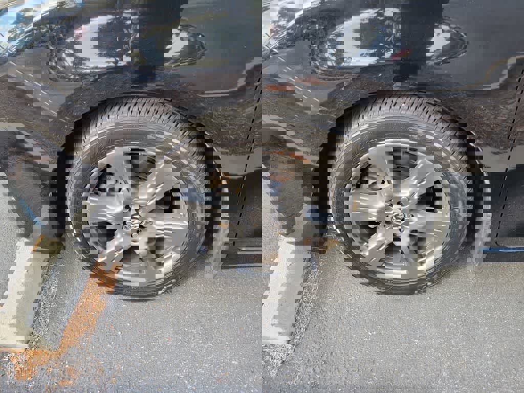 Used 2020 Toyota Sienna SE w/ Carpet Mat Package FWD image 2