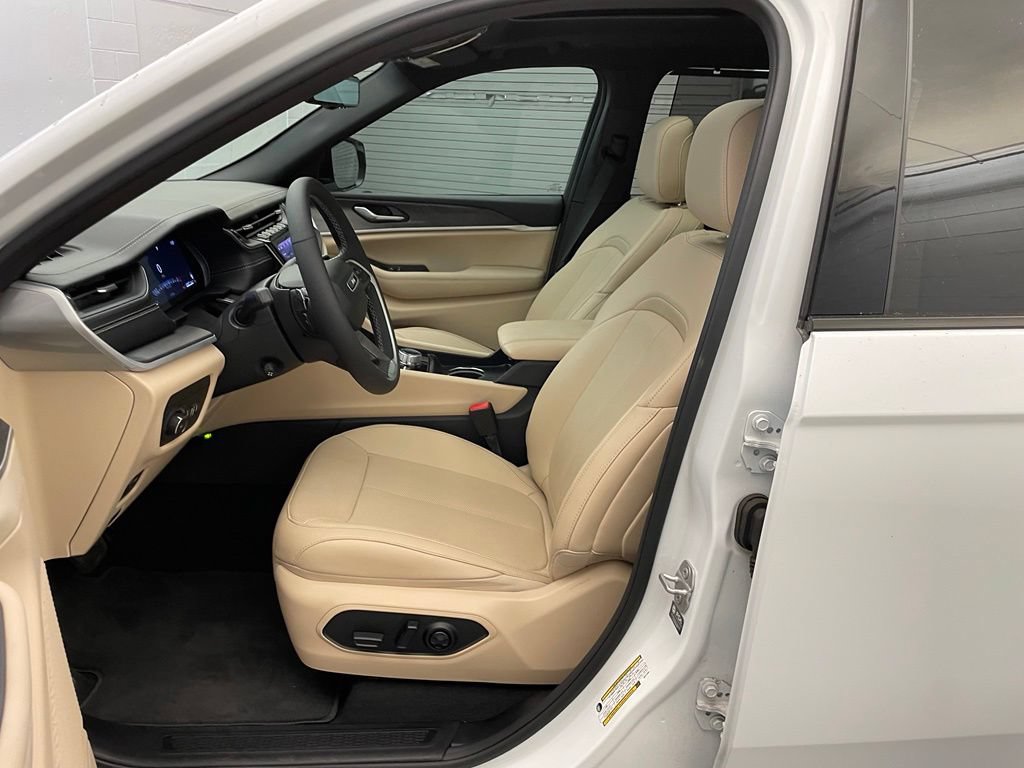 New 2025 Jeep Grand Cherokee L Limited w/ Luxury Tech Group II AWD/4WD image 18