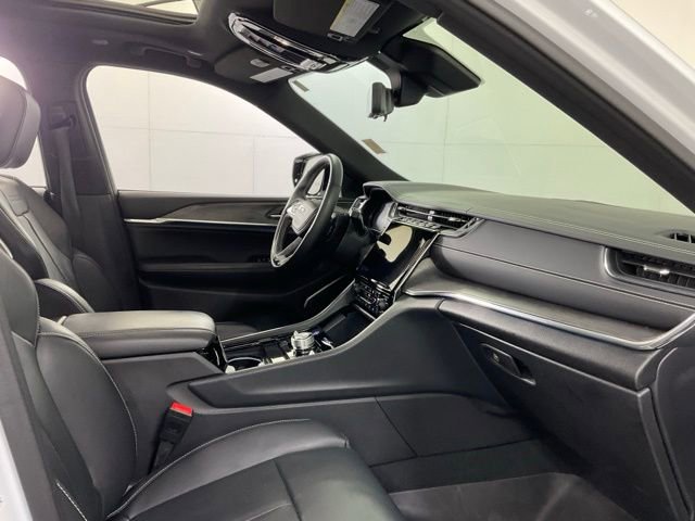 Used 2025 Jeep Grand Cherokee Overland w/ Adv Protech Group III image 30