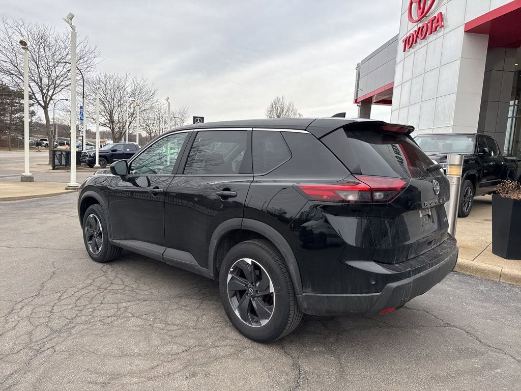 Used 2025 Nissan Rogue SV image 3