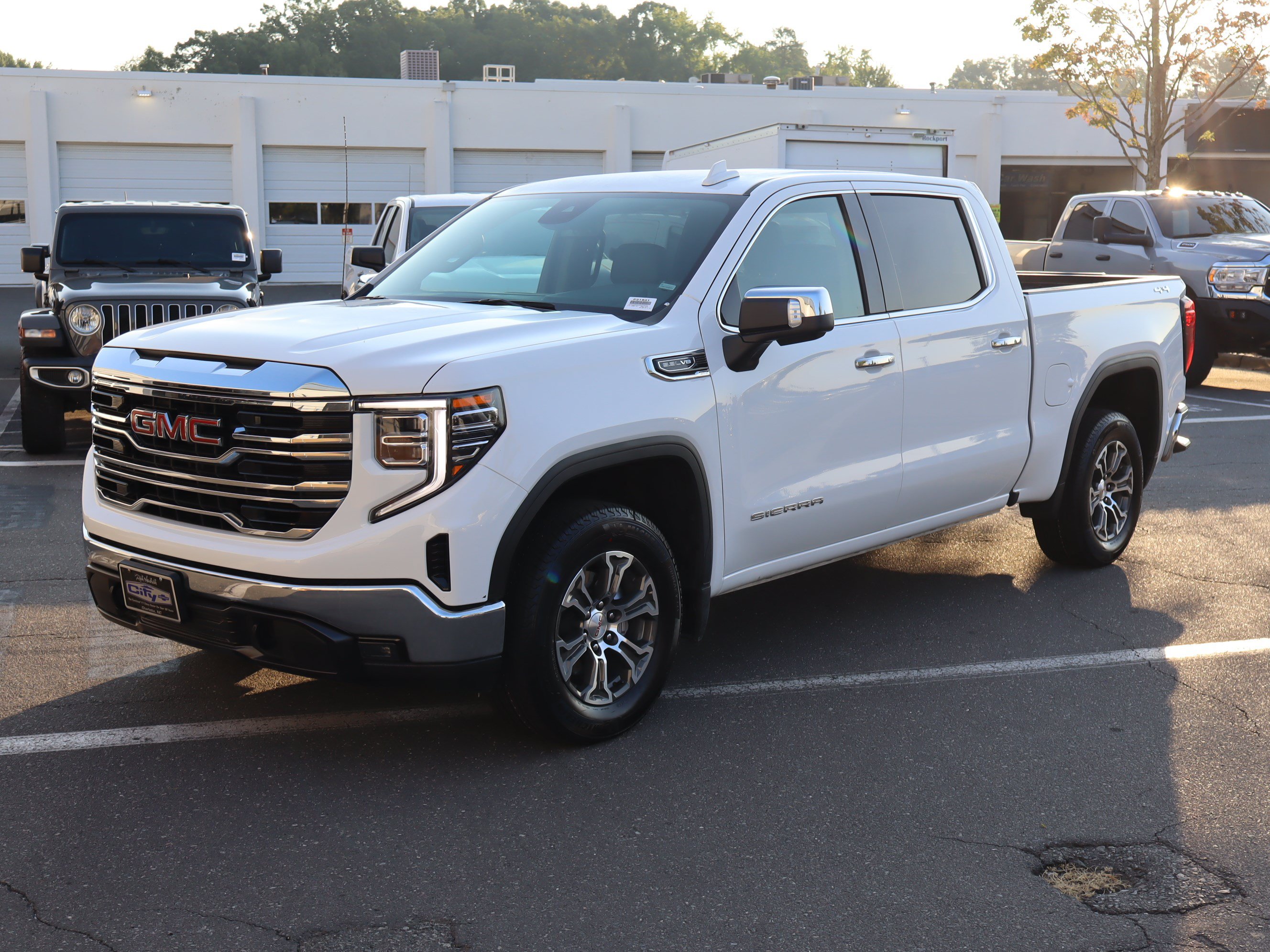 Used 2025 GMC Sierra 1500 SLT AWD/4WD image 5