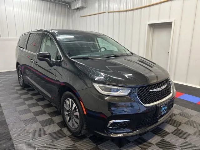 Used 2023 Chrysler Pacifica Touring-L image 2
