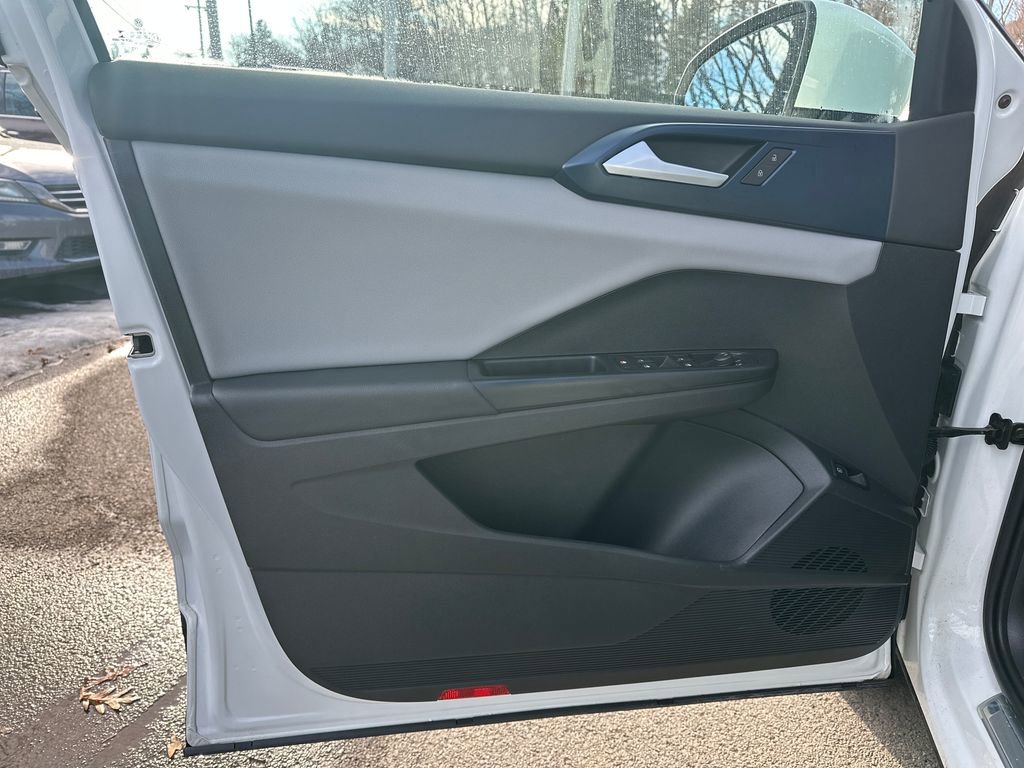 Certified 2022 Volkswagen Taos SE image 5