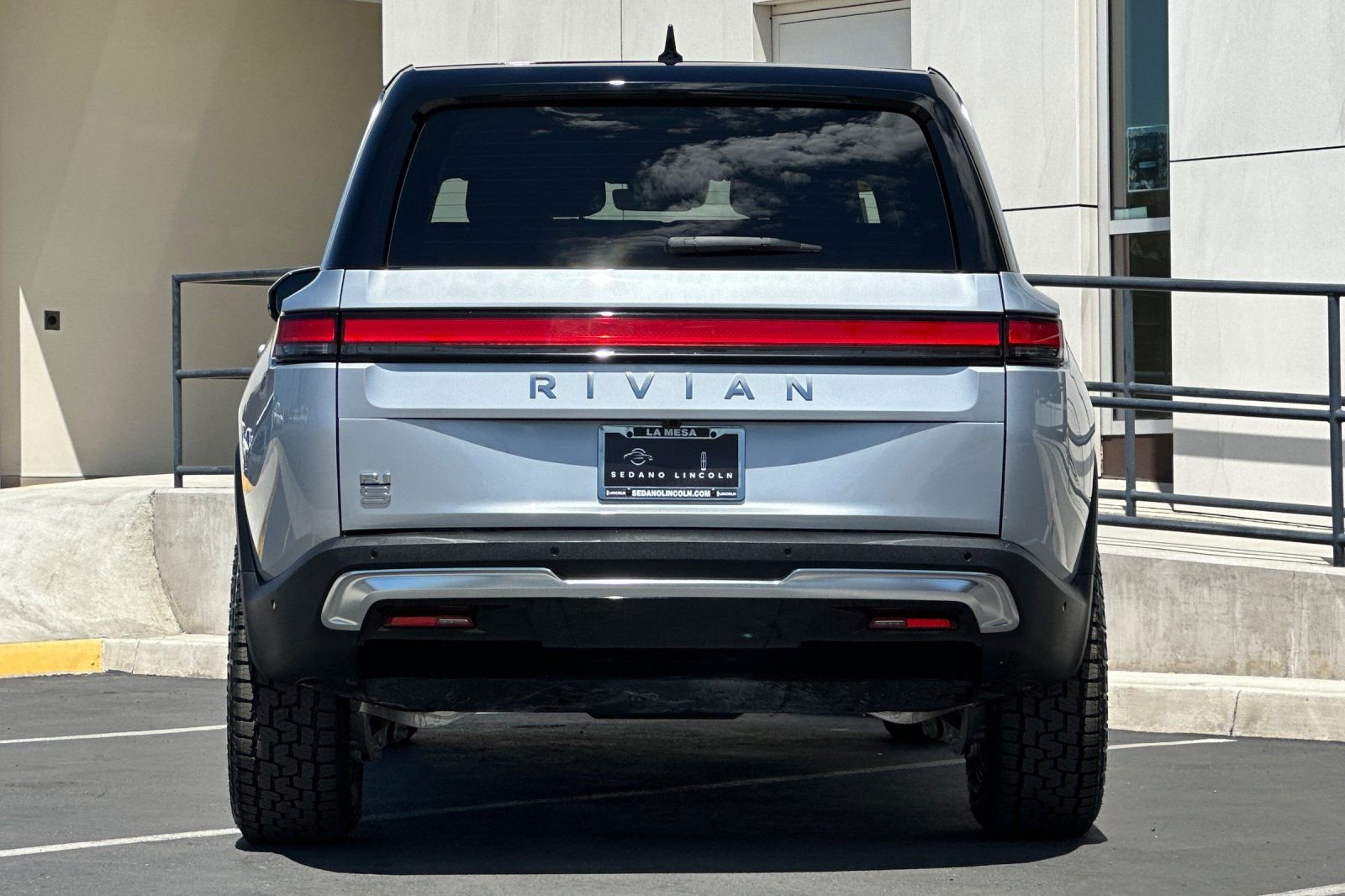 Used 2024 Rivian R1S Adventure image 4