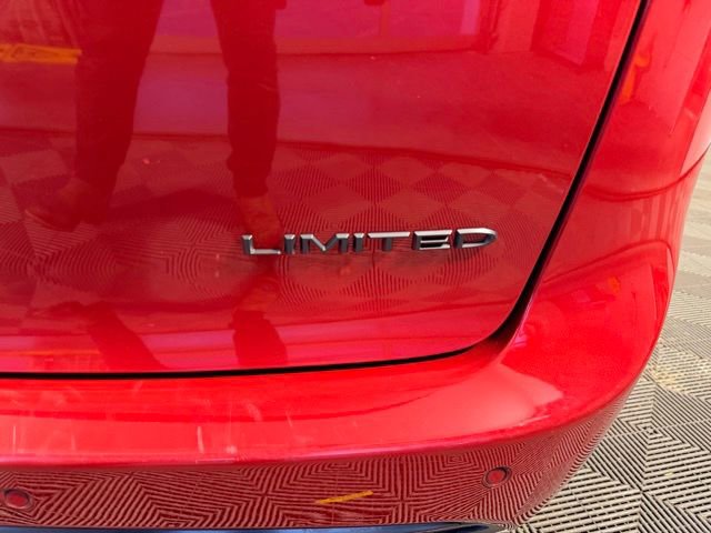 Used 2025 Chrysler Pacifica Limited image 7