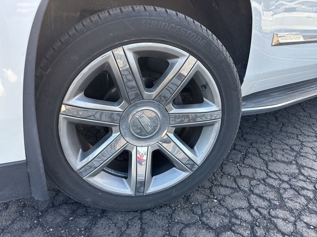 Used 2017 Cadillac Escalade ESV Luxury image 2