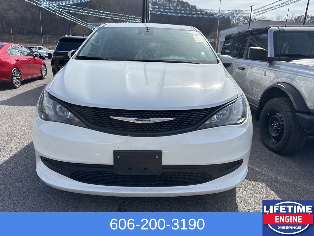 Used 2023 Chrysler Voyager LX FWD image 4