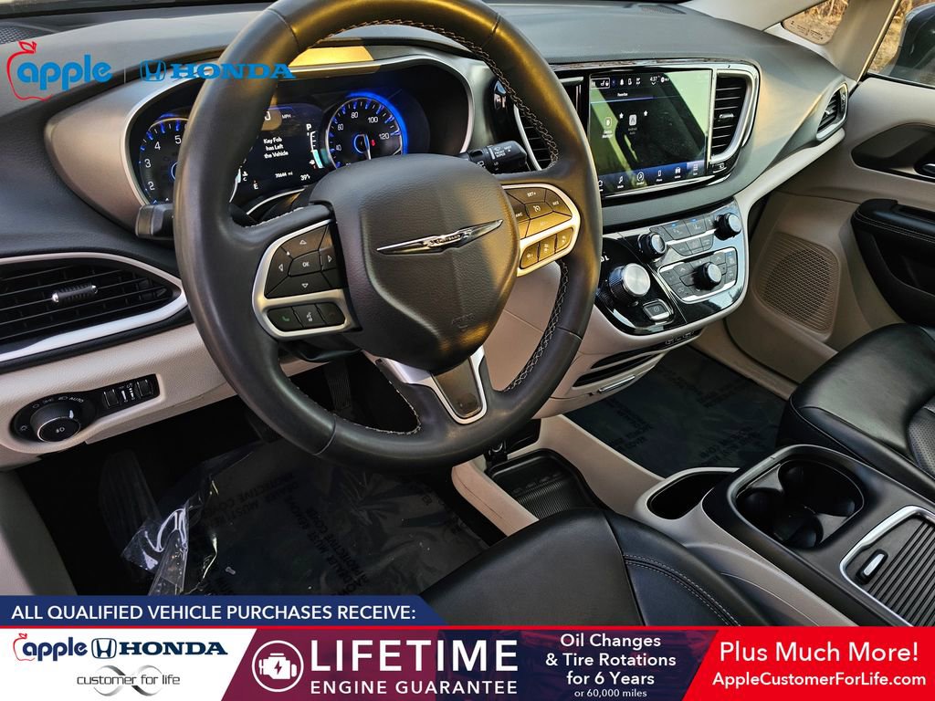 Used 2023 Chrysler Pacifica Touring-L image 12