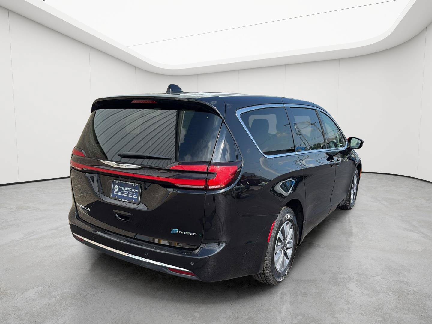 Used 2024 Chrysler Pacifica Limited FWD image 3