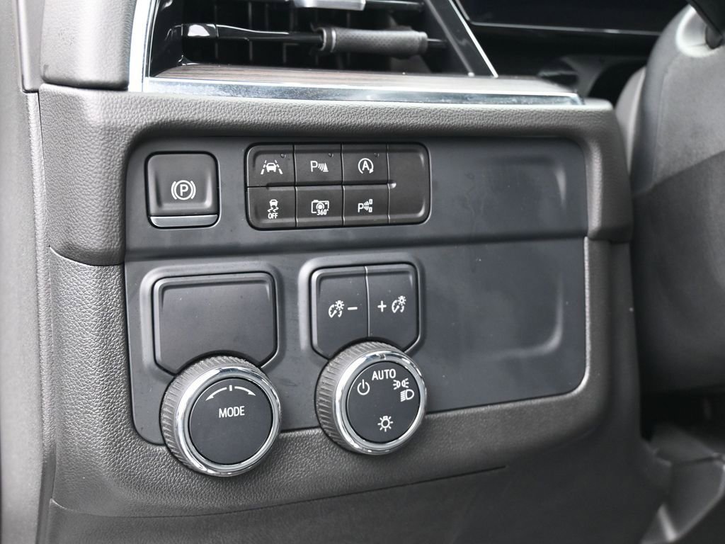 Used 2025 Chevrolet Suburban LT image 15