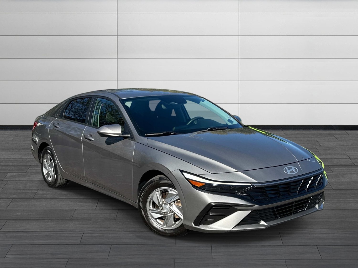 Used 2024 Hyundai Elantra SE FWD image 2