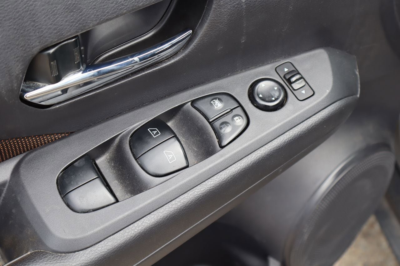 Used 2021 Nissan Kicks SR w/ Exterior Package FWD image 17