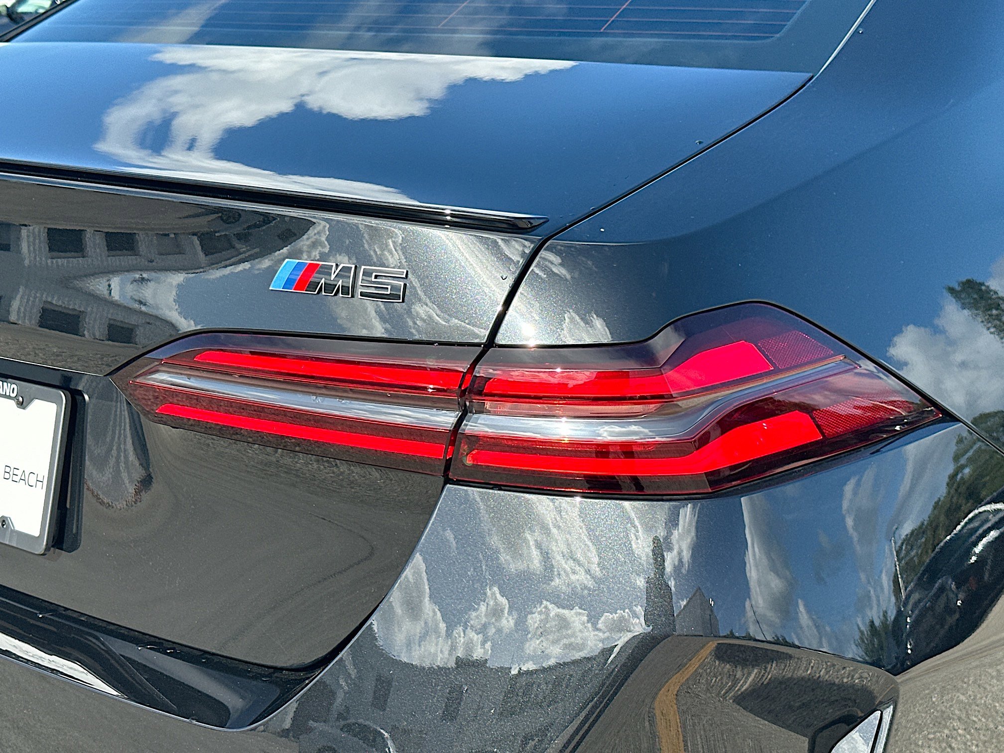 Used 2025 BMW M5 w/ Executive Package image 23