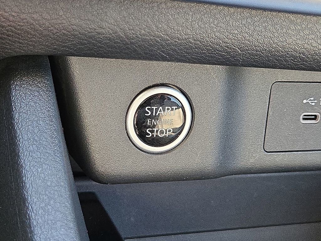 Used 2023 Nissan Rogue SV image 30