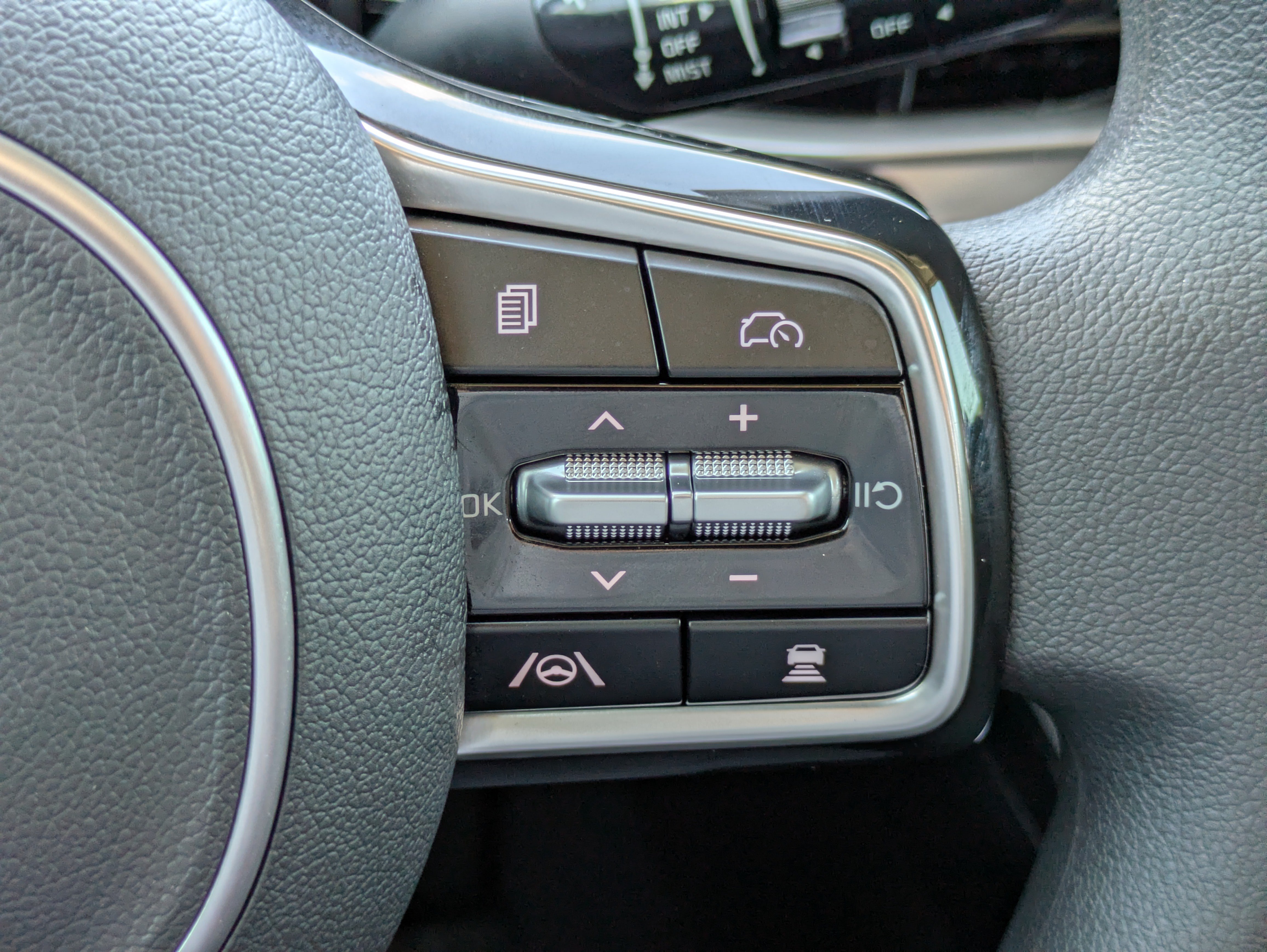 Certified 2025 Kia Sorento LX FWD image 23