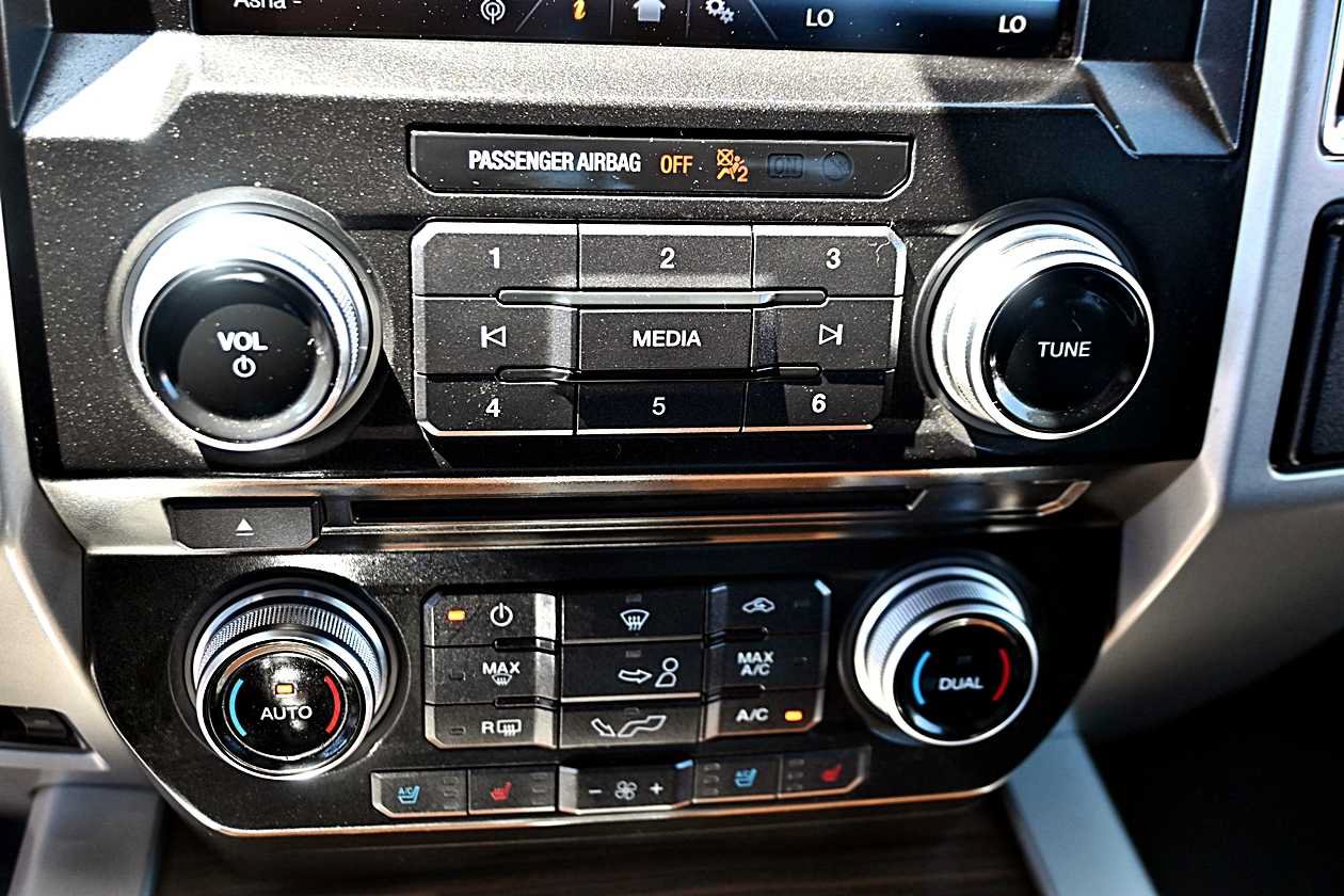 Used 2015 Ford F150 Lariat w/ Equipment Group 502A Luxury AWD/4WD image 29