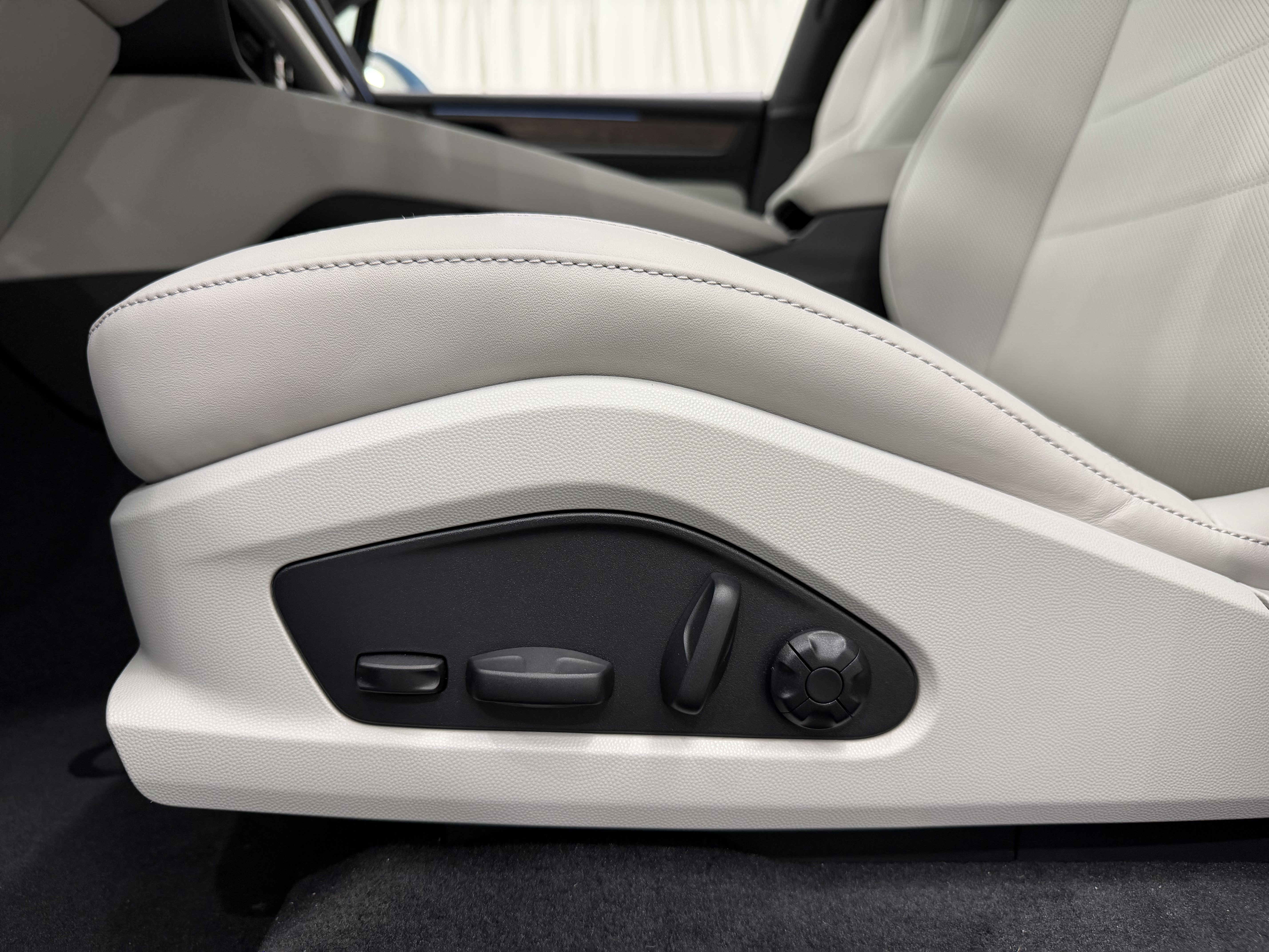 New 2026 Porsche Macan 4 Electric AWD/4WD image 32