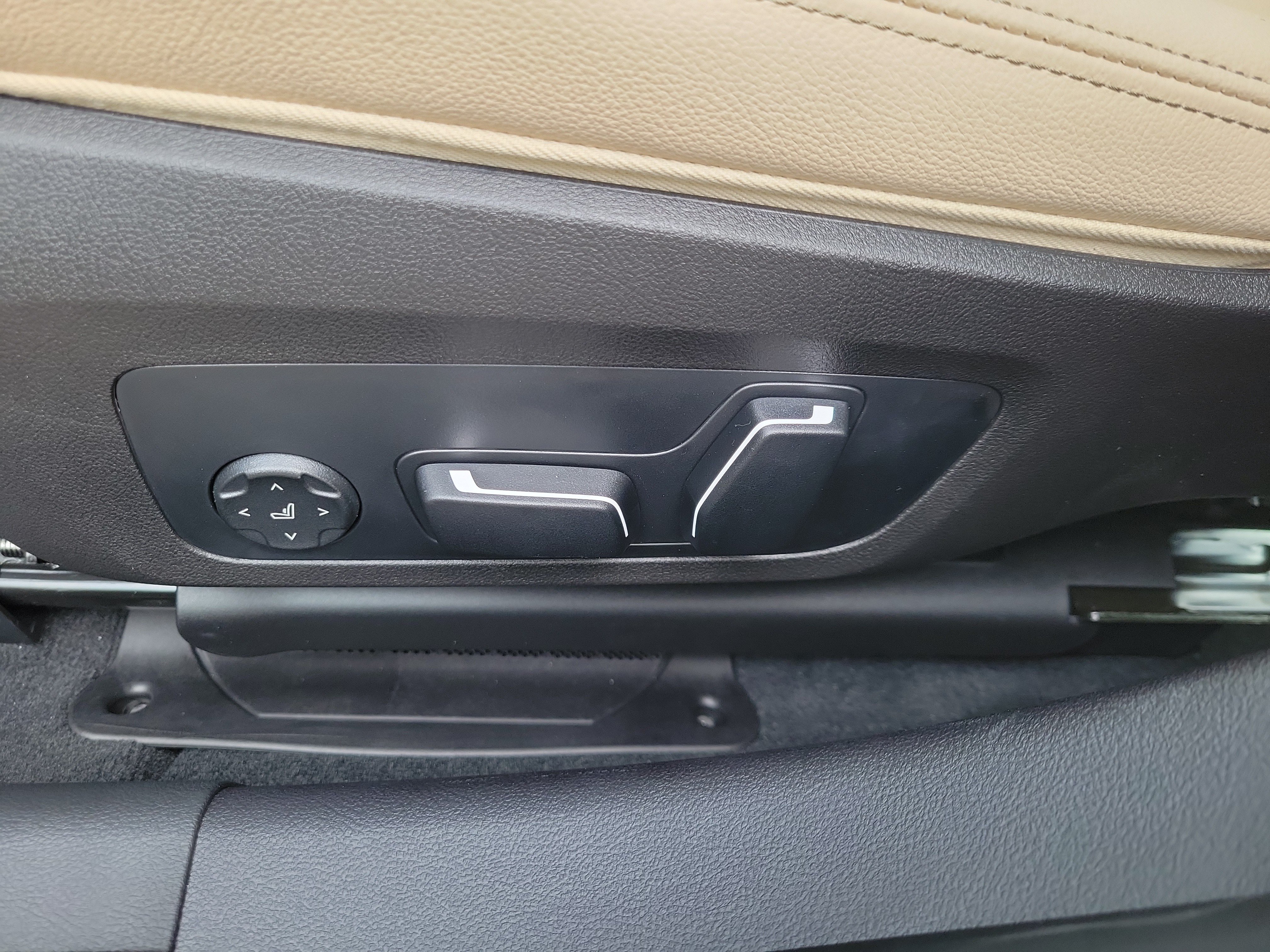 New 2026 BMW 330i Sedan w/ Convenience Package RWD image 12