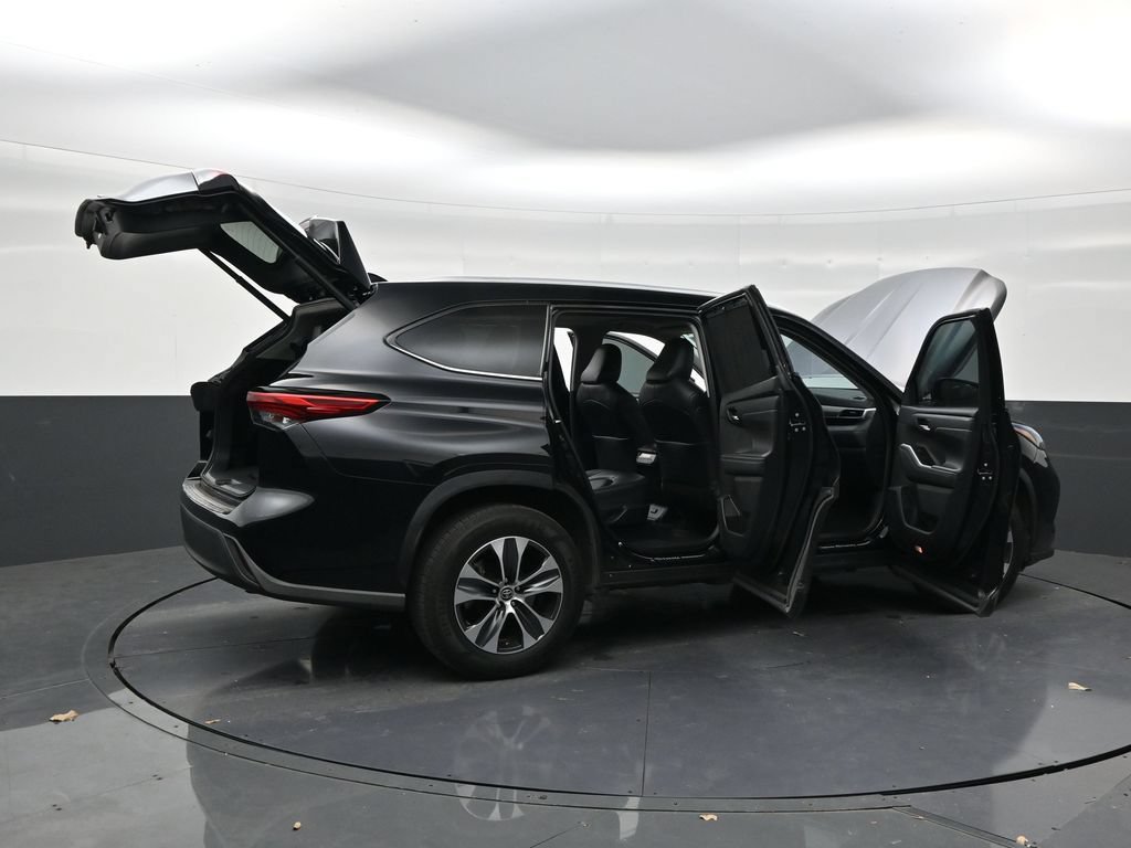 Used 2021 Toyota Highlander XLE FWD image 28