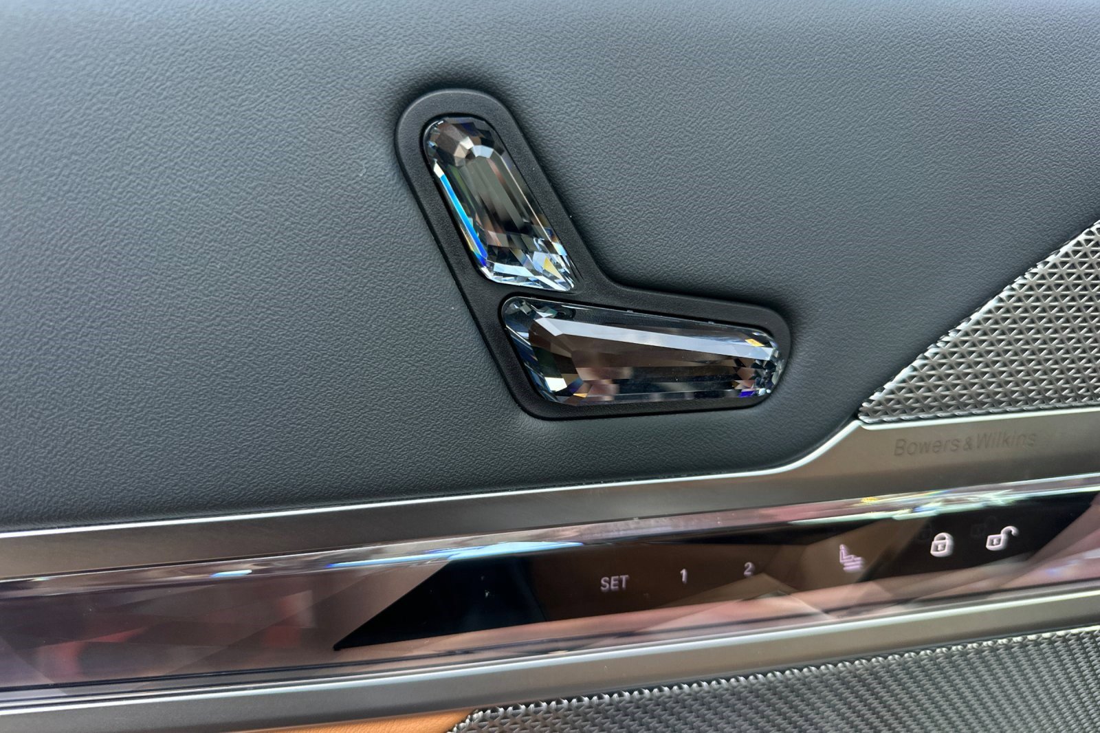 Used 2025 BMW 740i w/ Premium Package RWD image 14