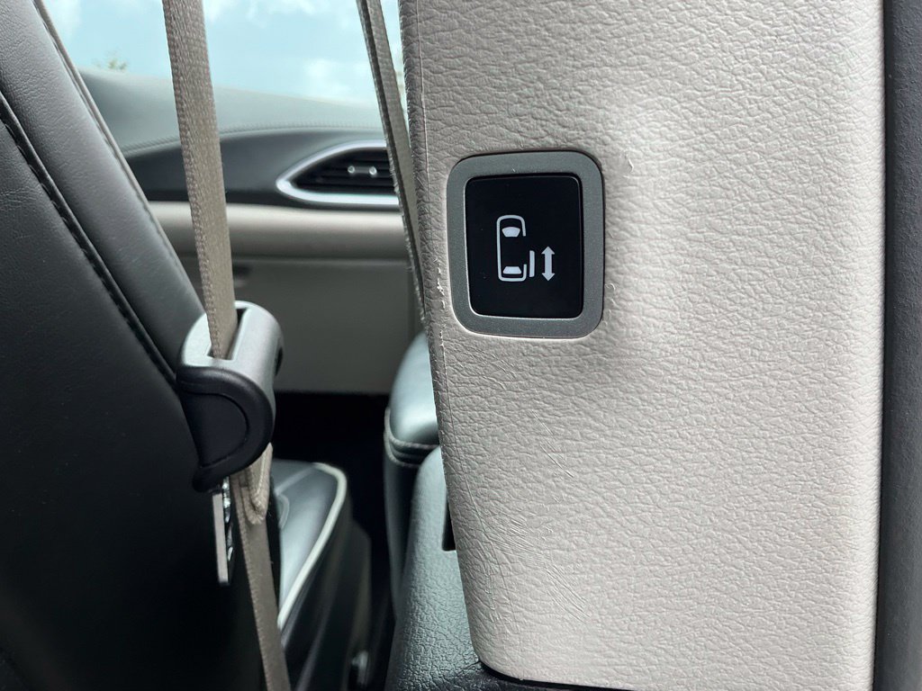 Used 2023 Chrysler Pacifica Limited FWD image 25
