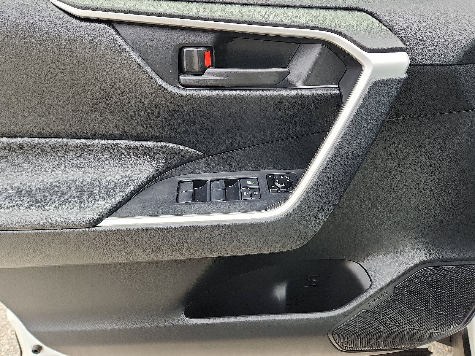 Used 2019 Toyota RAV4 LE image 12