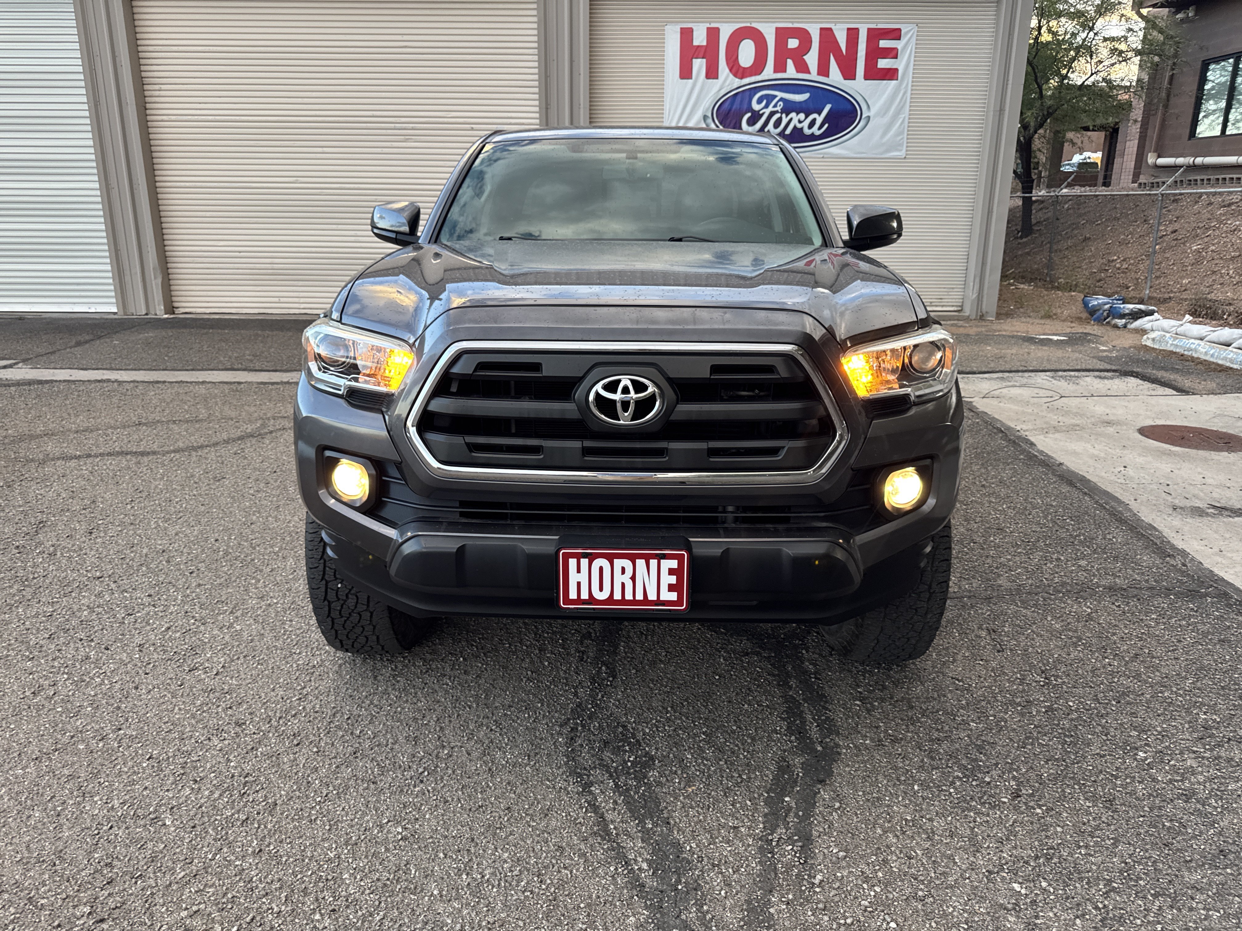 Used 2016 Toyota Tacoma SR5 w/ SR5 Appearance Package (SN) RWD image 2