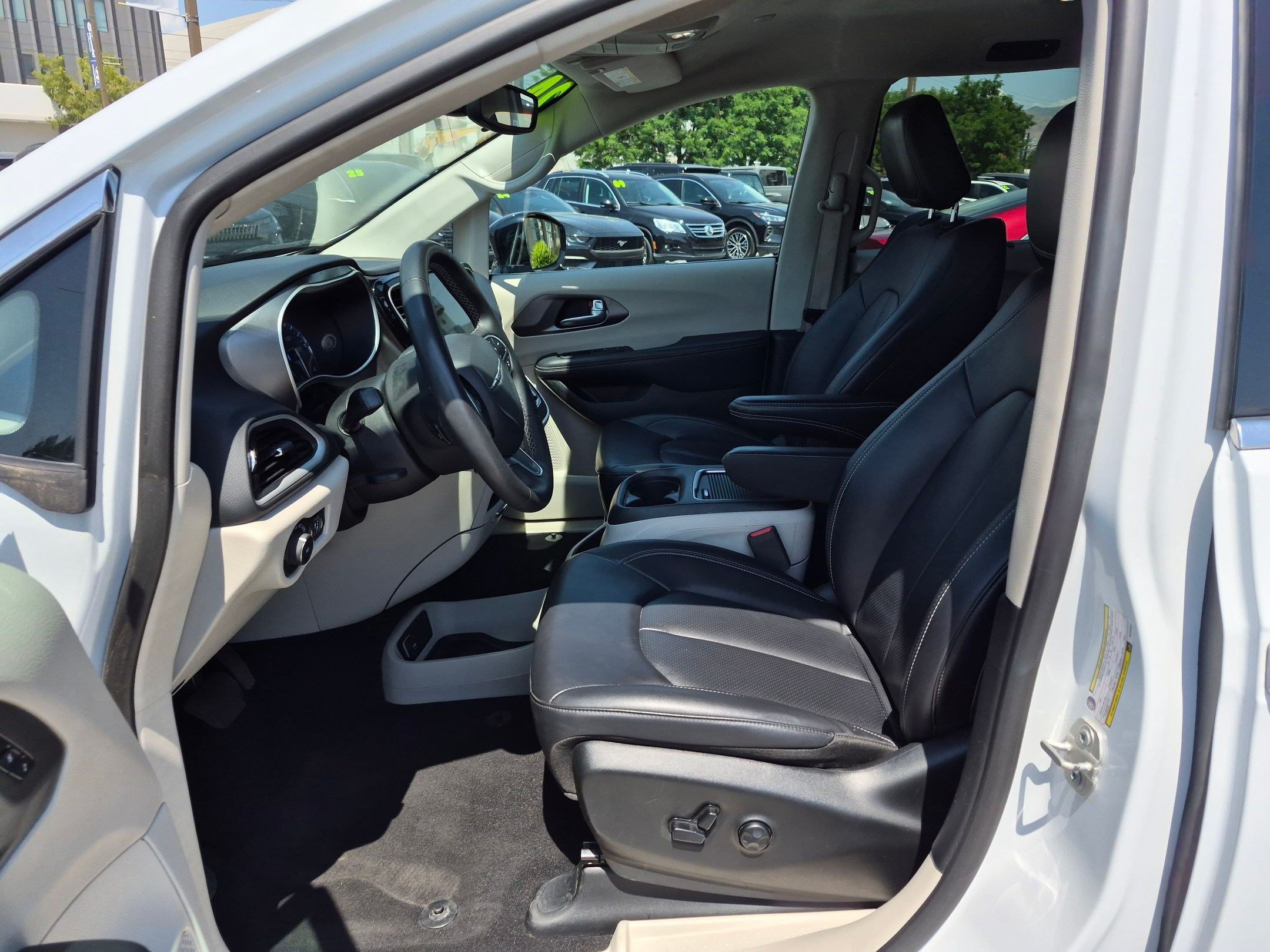 Used 2024 Chrysler Pacifica Touring-L FWD image 16