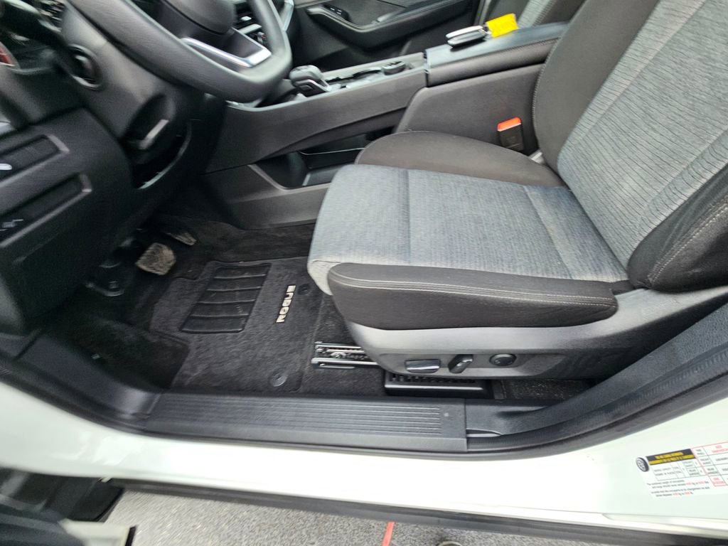 Used 2023 Nissan Rogue SV image 14