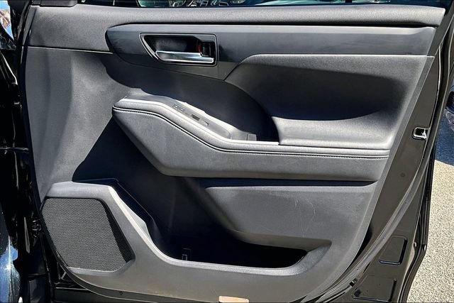 Used 2021 Toyota Highlander XLE FWD image 19