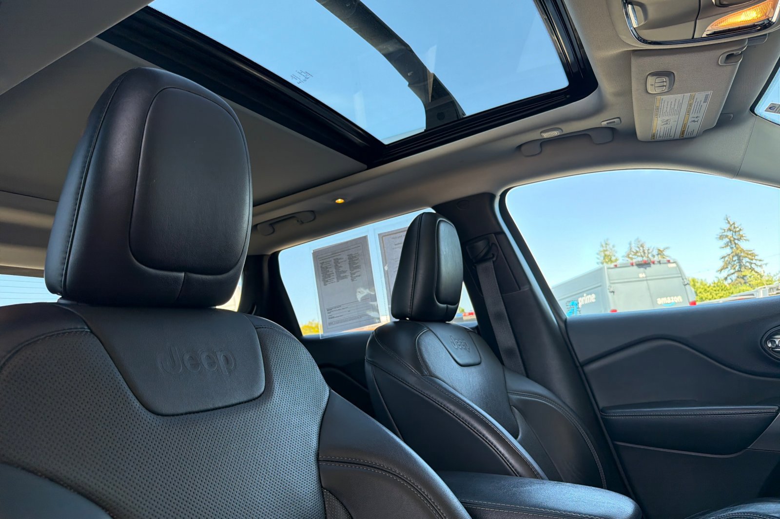 Used 2019 Jeep Cherokee Limited w/ Luxury Group AWD/4WD image 16