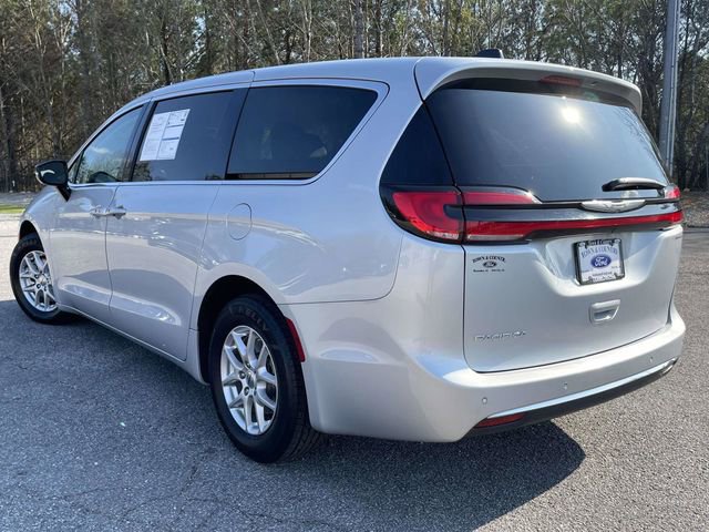 Used 2024 Chrysler Pacifica Touring-L image 5