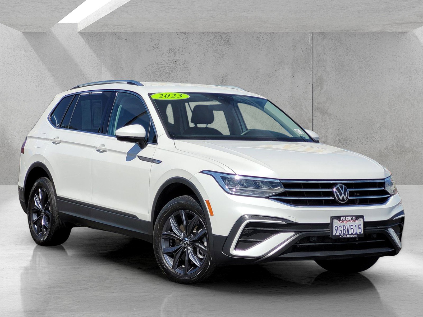 Used 2023 Volkswagen Tiguan SE image 1