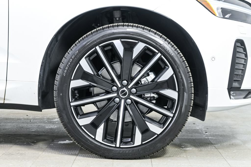 Used 2026 Volvo XC60 B5 Ultra w/ Climate Package image 40