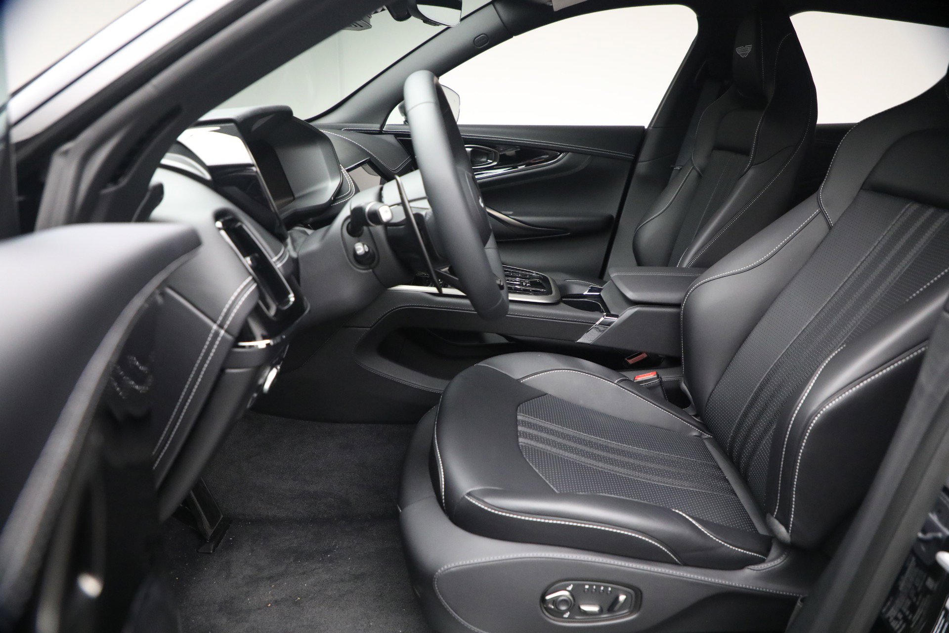 New 2026 Aston Martin DBX 707 image 25