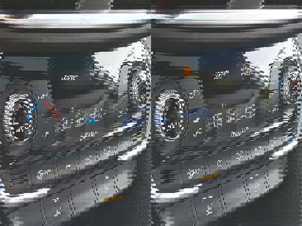 Used 2020 Hyundai Santa Fe SEL w/ Convenience + Premium Package image 16