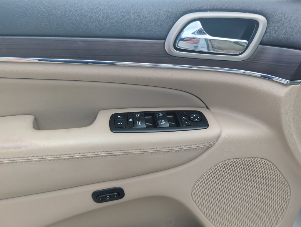 Used 2014 Jeep Grand Cherokee Overland w/ Advanced Technology Group AWD/4WD image 10