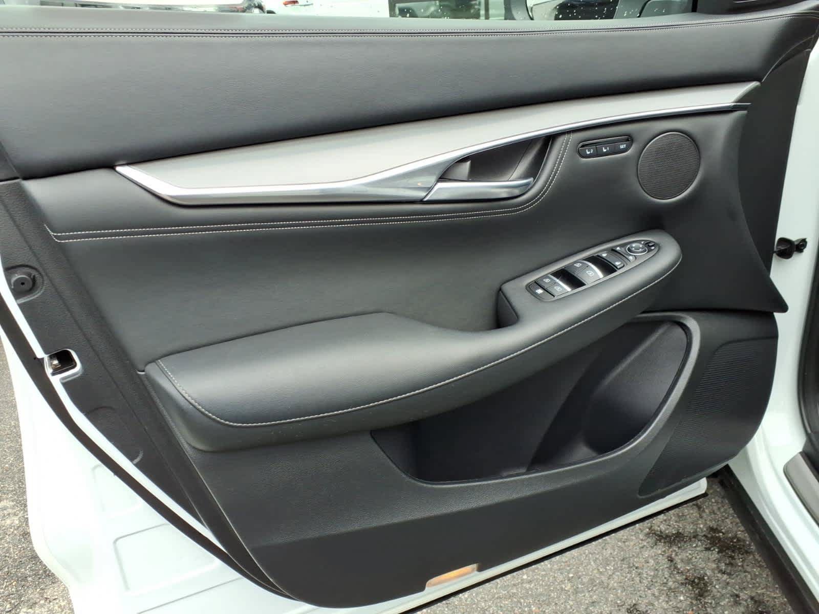 Certified 2025 INFINITI QX55 Luxe w/ Cargo Package AWD/4WD image 9