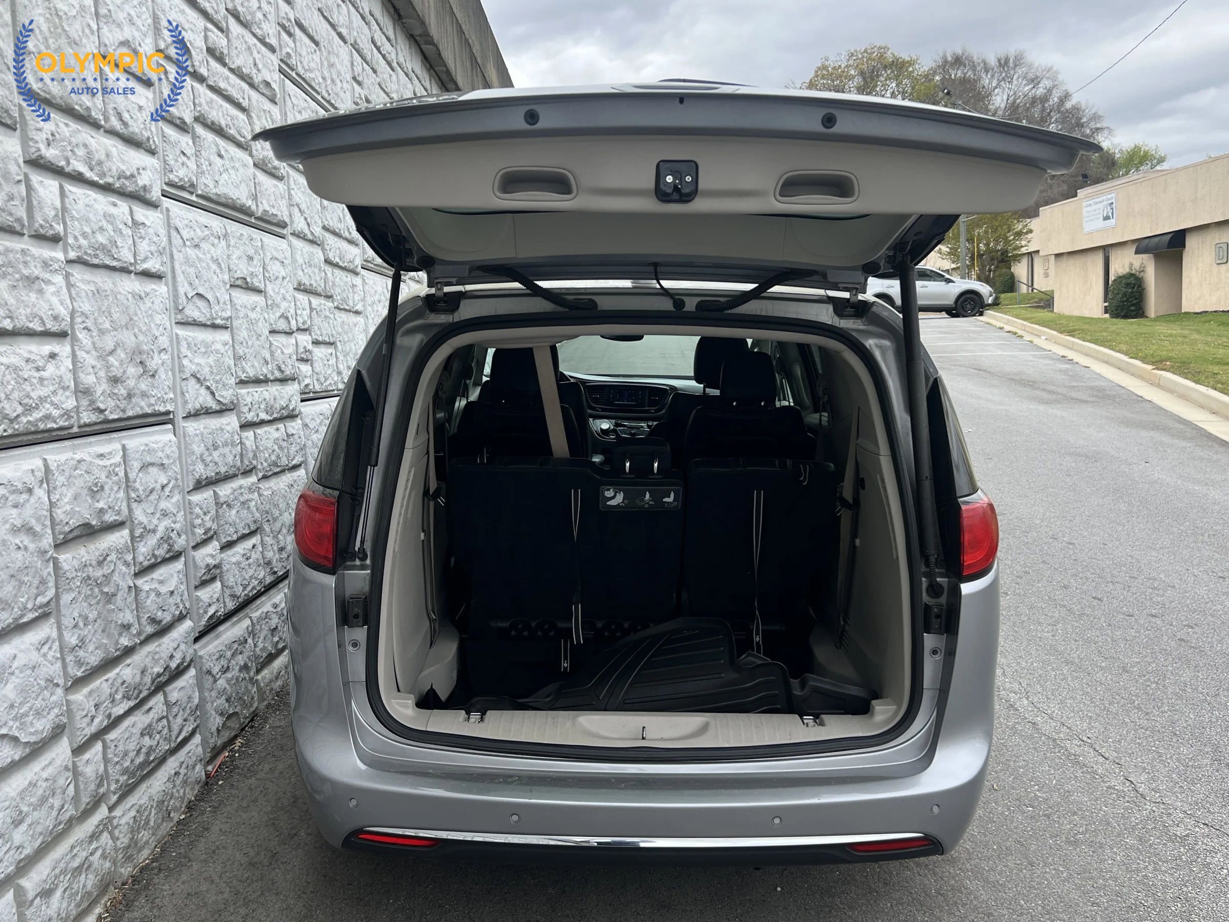 Used 2017 Chrysler Pacifica Touring-L image 47