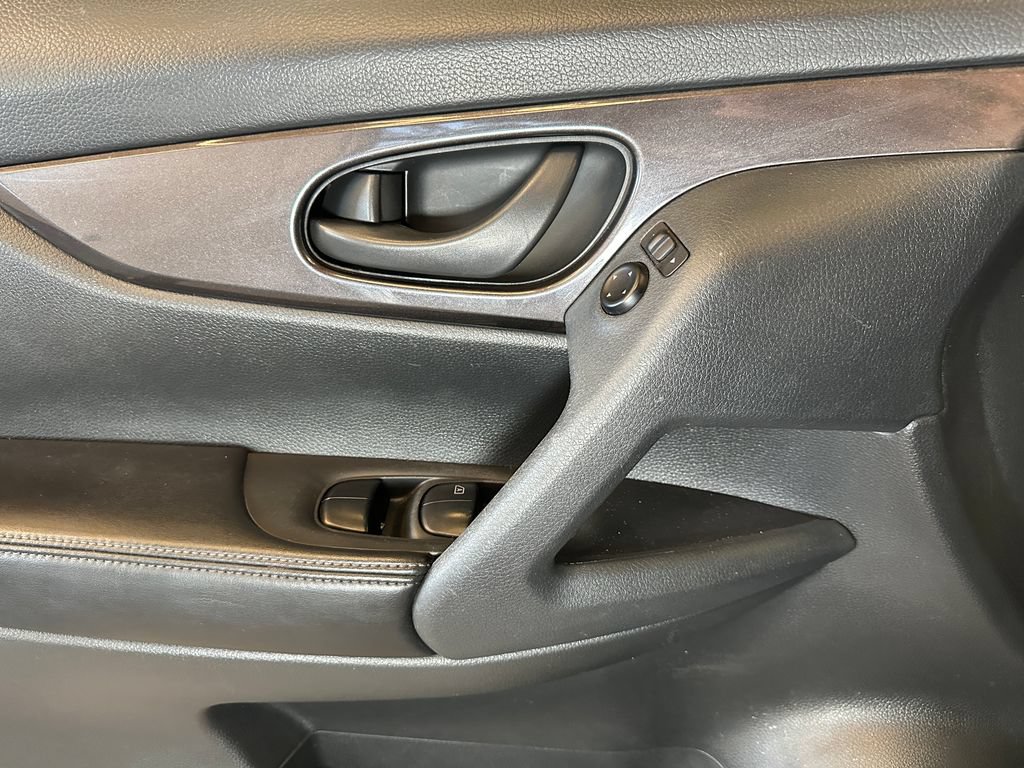 Used 2019 Nissan Rogue S FWD image 18