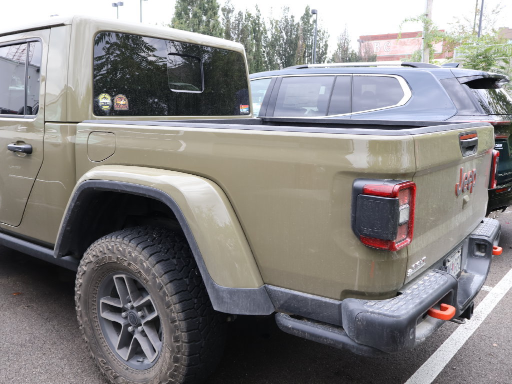 Used 2025 Jeep Gladiator Mojave AWD/4WD image 9