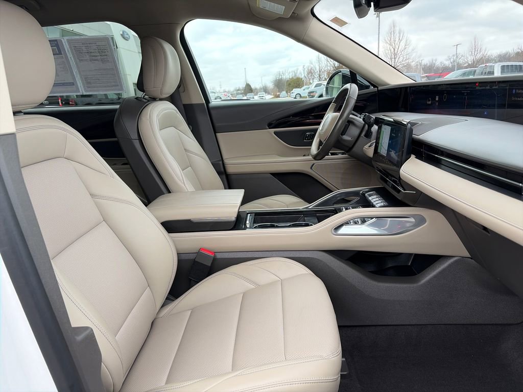 Used 2025 Lincoln Nautilus Premier image 11