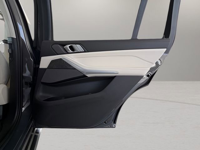 Used 2024 BMW X7 xDrive40i w/ Executive Package image 33