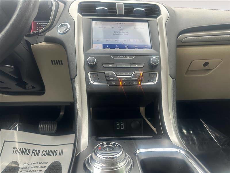 Used 2020 Ford Fusion SE image 11