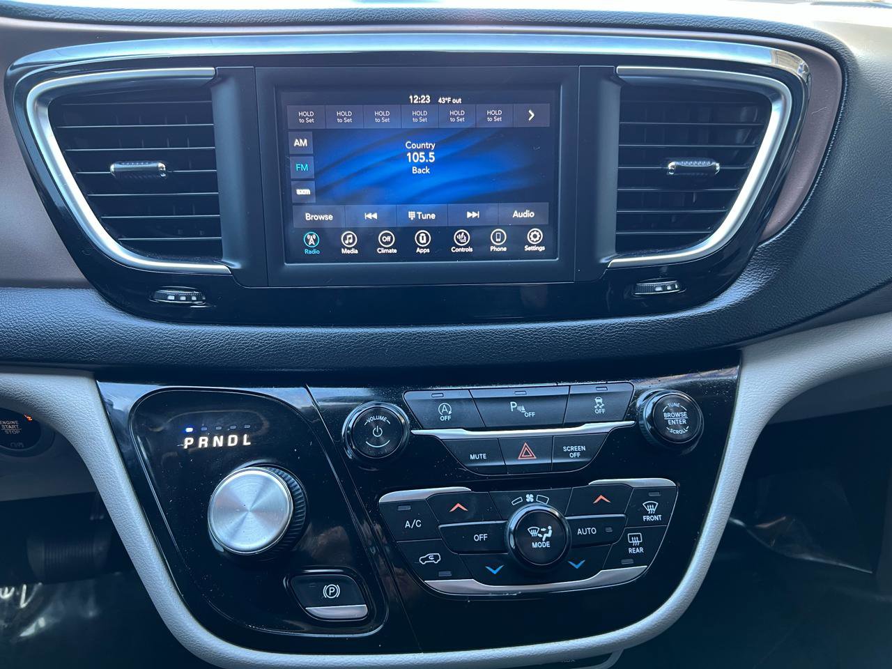 Used 2018 Chrysler Pacifica Touring-L image 19