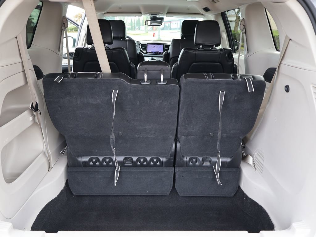 Used 2023 Chrysler Pacifica Touring-L image 27