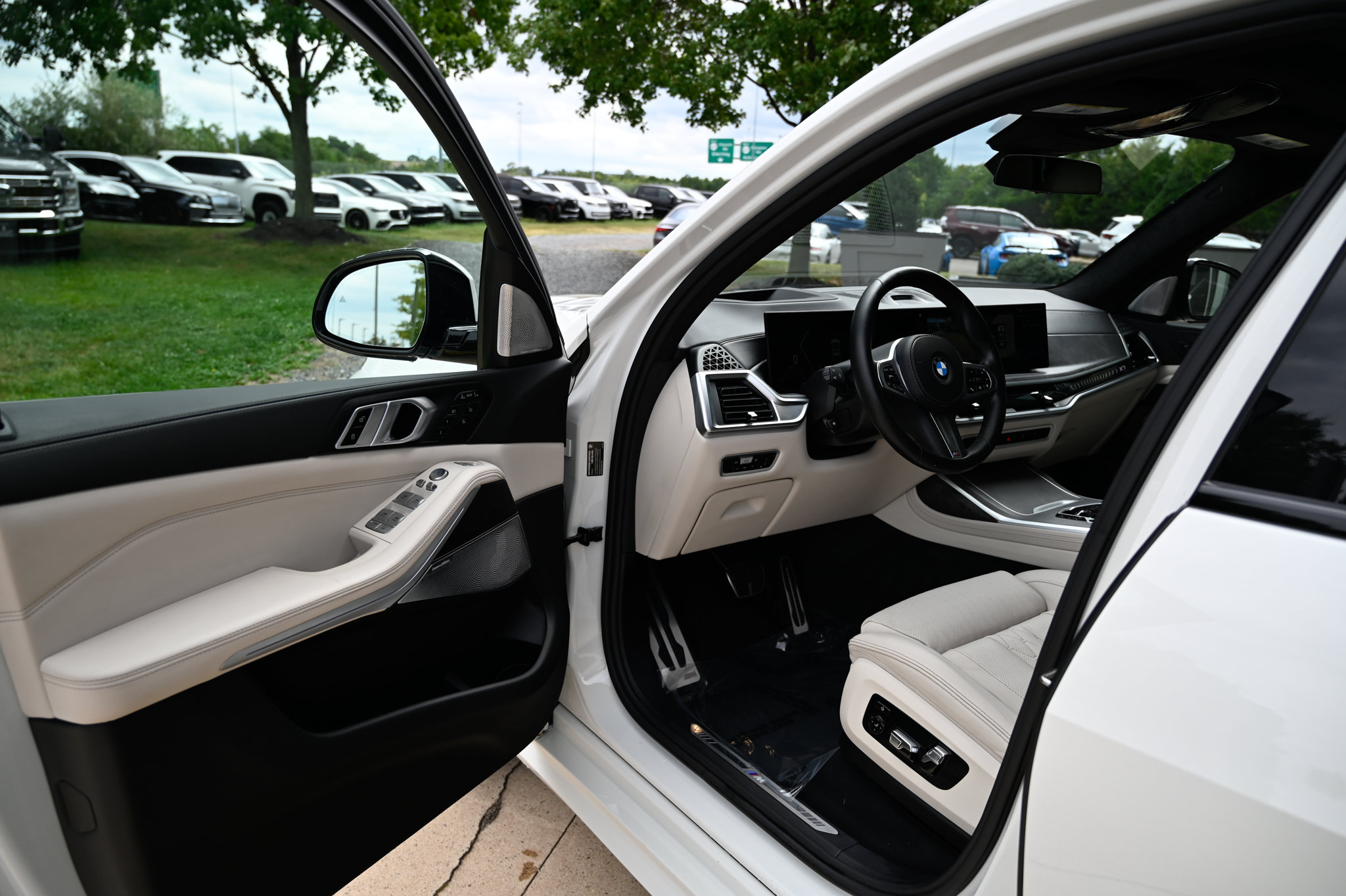 Used 2023 BMW X7 xDrive40i w/ Executive Package AWD/4WD image 15