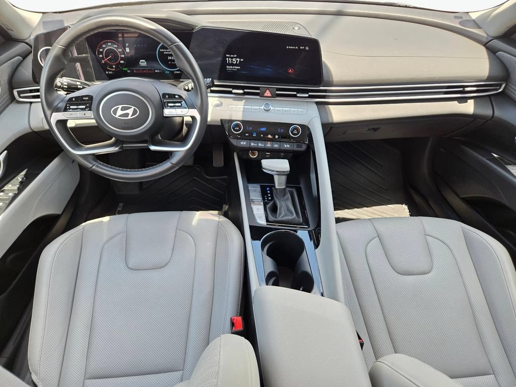 Certified 2025 Hyundai Elantra Limited FWD image 18