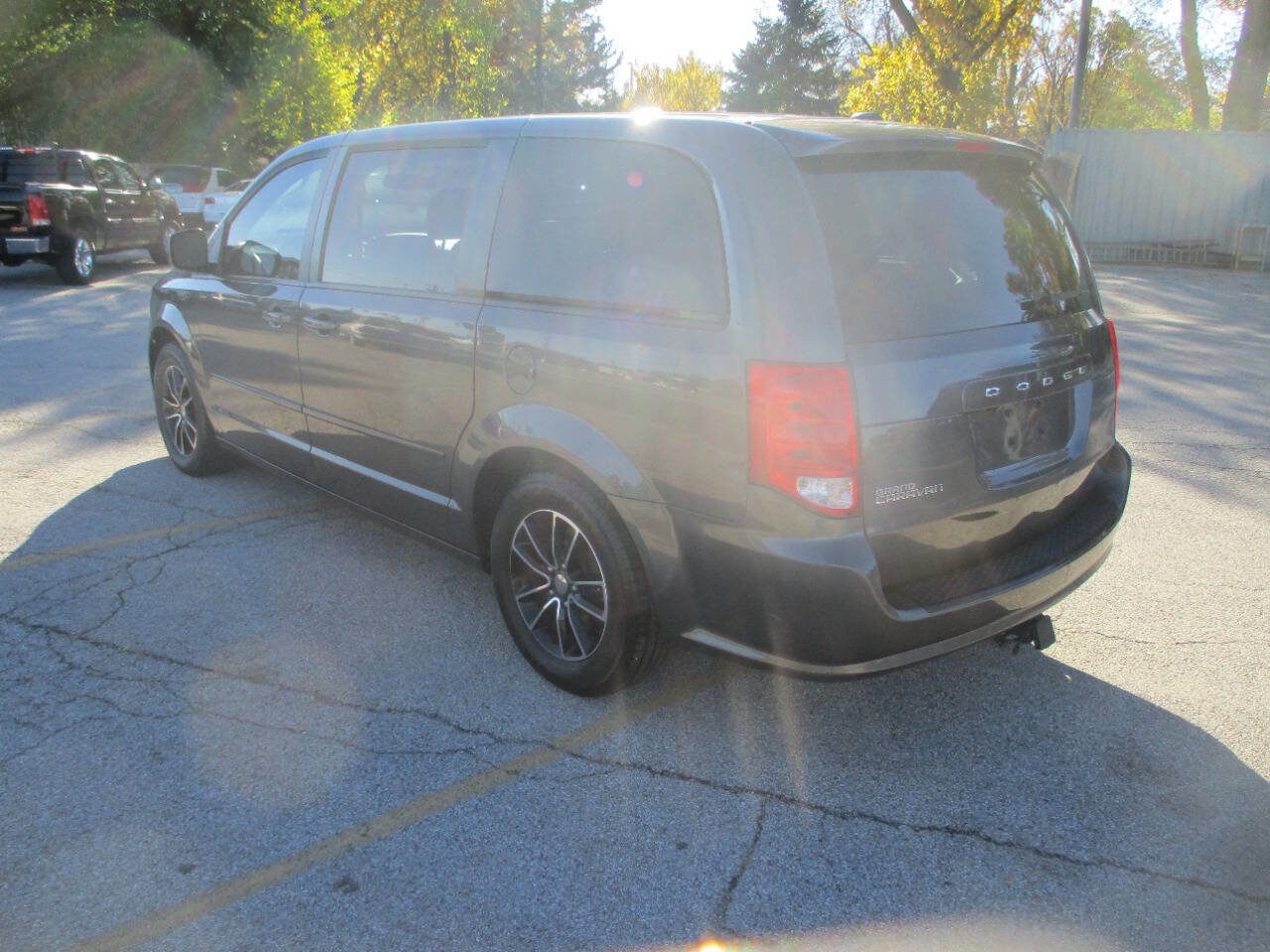 Used 2017 Dodge Grand Caravan SE image 3