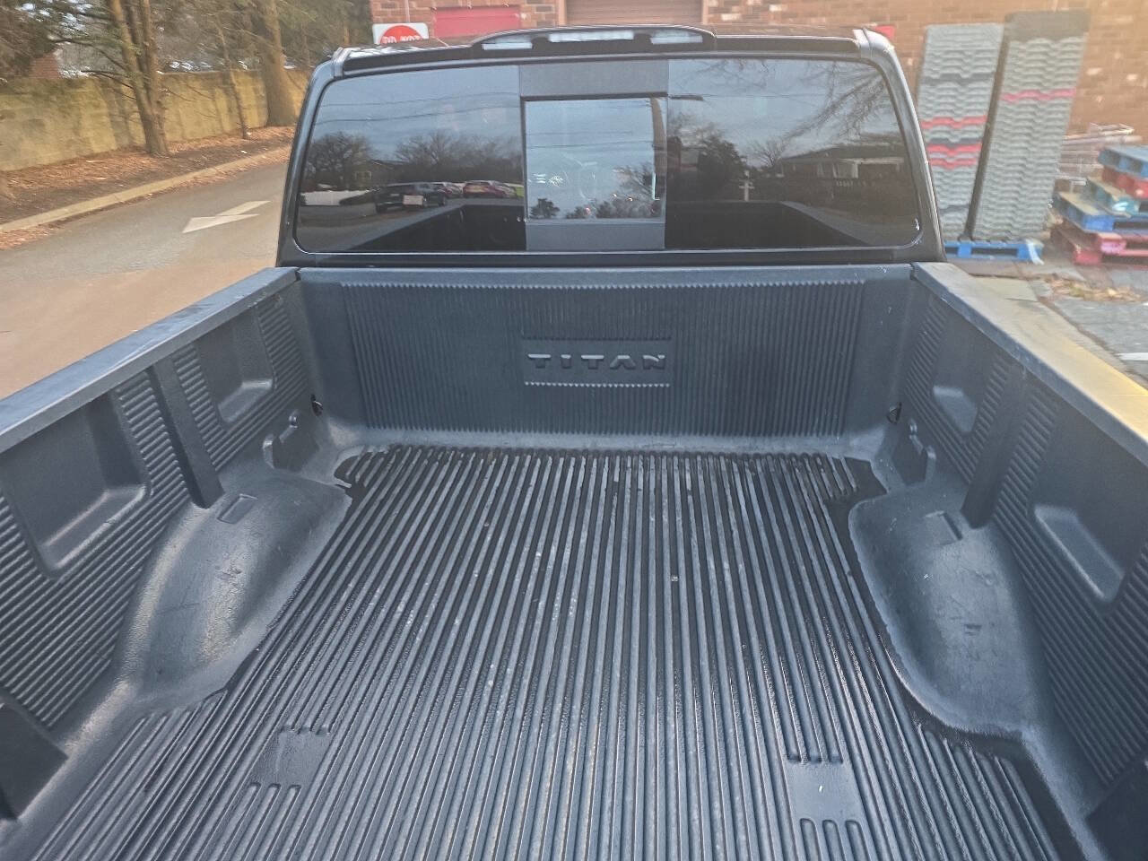 Used 2017 Nissan Titan SV image 28